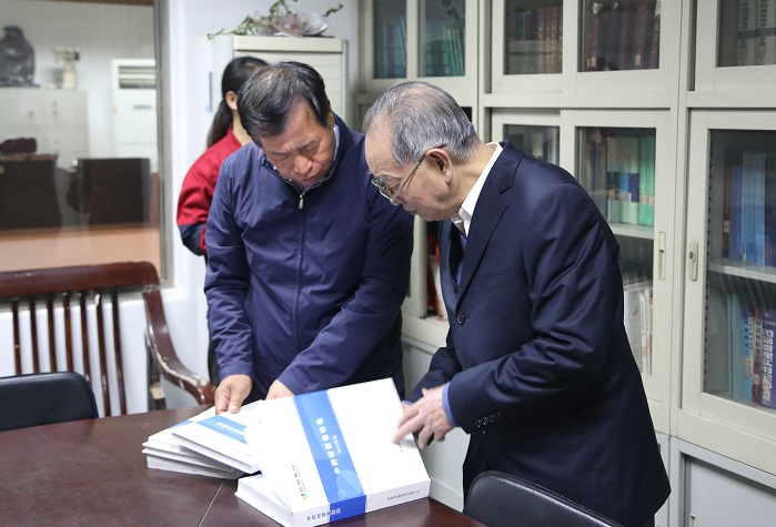 國(guó)醫(yī)大師、山西中醫(yī)學(xué)院教授王世民先生到藥都制藥集團(tuán)參觀考察