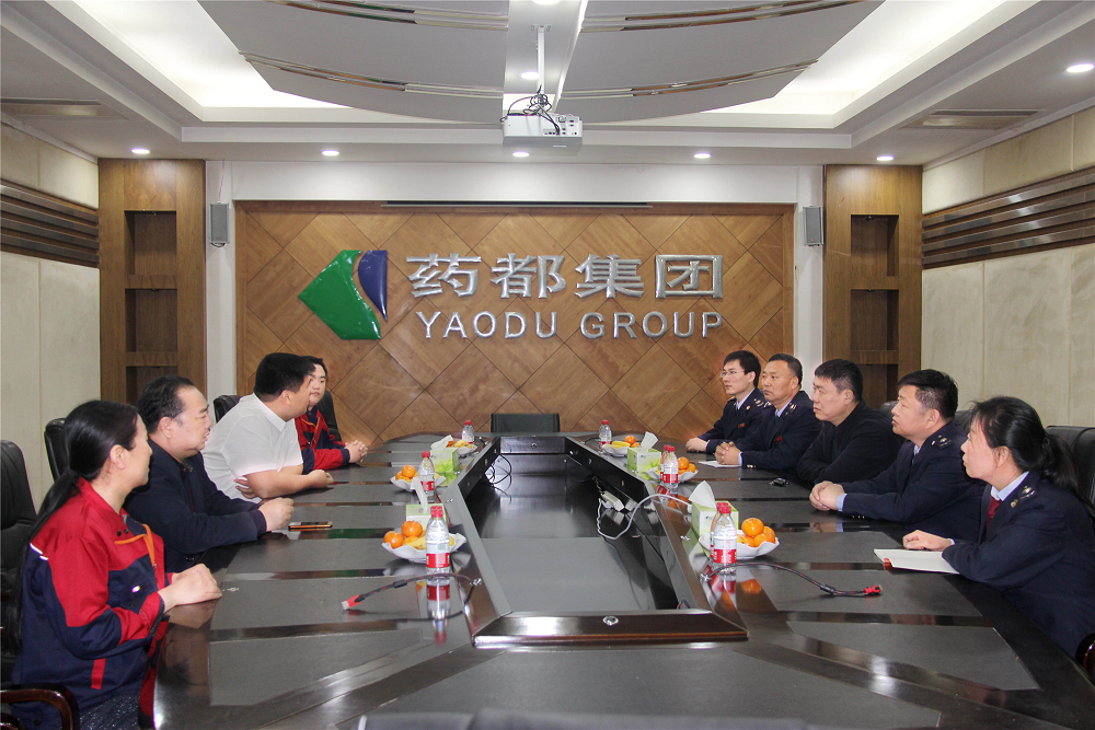 安國市稅務(wù)局吳會軍副局長一行來我公司宣貫“減稅降費促發(fā)展”，并送來貼心慰問品